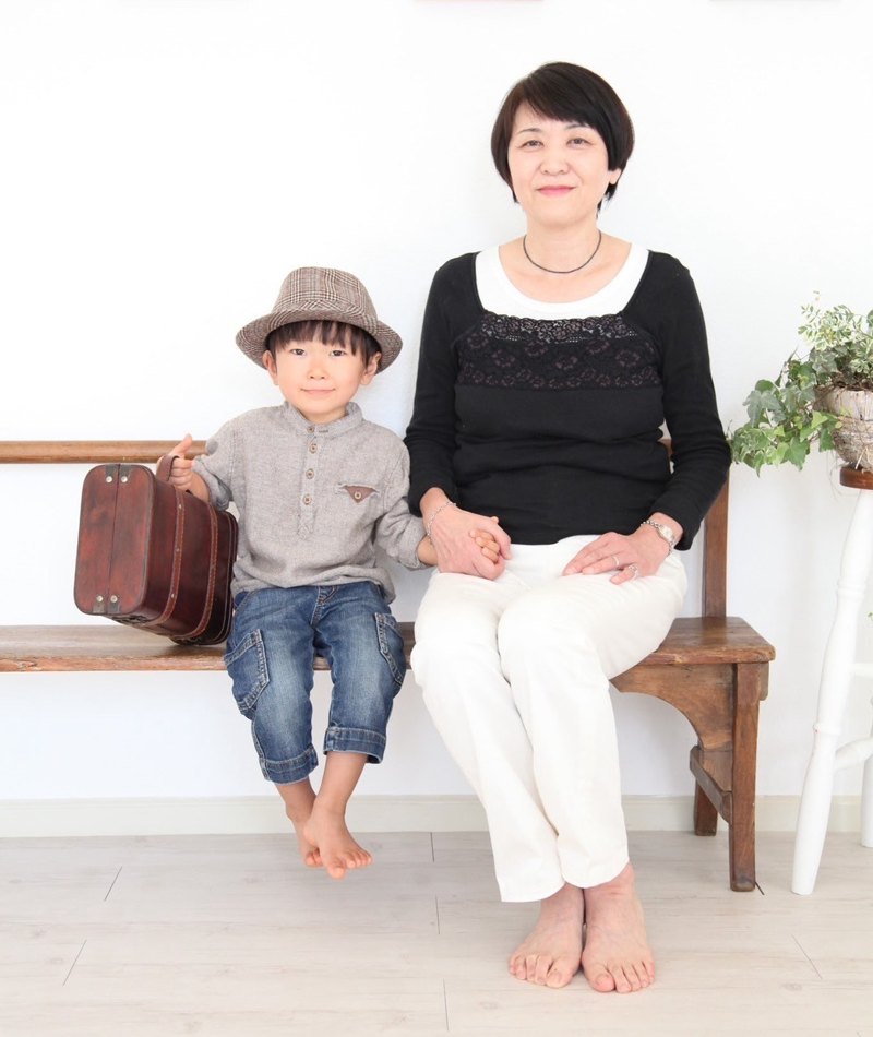 ステンドグラス作者の岩村節子さんと、帽子をかぶって鞄を持った男の子